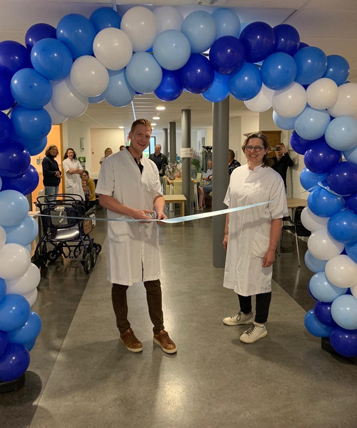 Tijdens de feestelijke opening van de polikliniek in Groenlo knip Gert Jan Lauret het lint door, onder toeziend oog van zijn collega Susan Lemson.